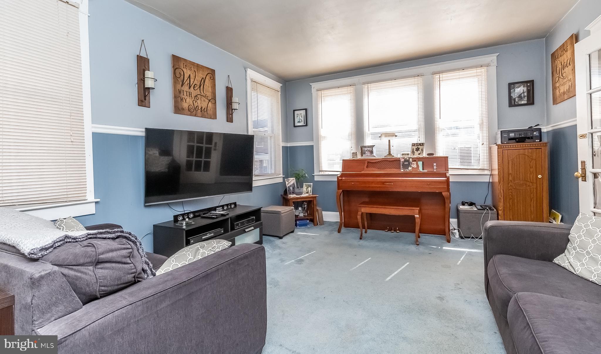 7006 Dunbar Road Baltimore, MD 21222 - Photo 4 of 33 BRIGHT OPEN LIV RM!