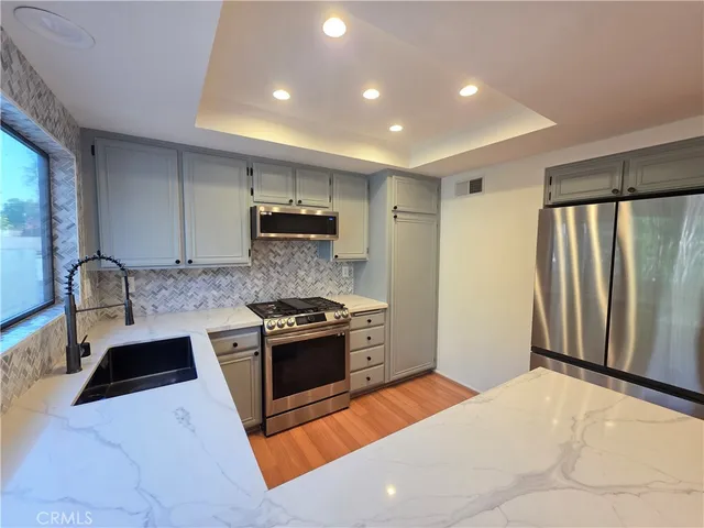 $4,195 | 13963 Riverside Drive, Sherman Oaks, CA 91423