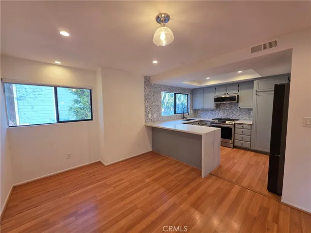 $4,195 | 13963 Riverside Drive, Sherman Oaks, CA 91423