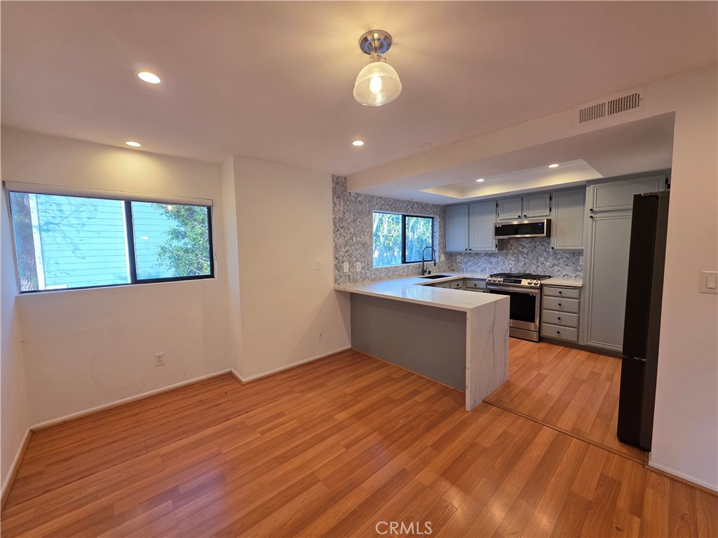 13963 Riverside Drive Sherman Oaks, CA 91423 - Photo 4 of 27