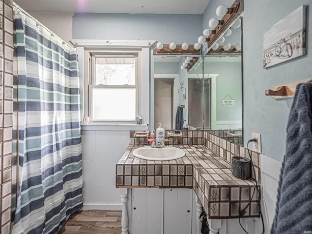 $185,000 | 210 South East Street, Oakland City, IN 47660