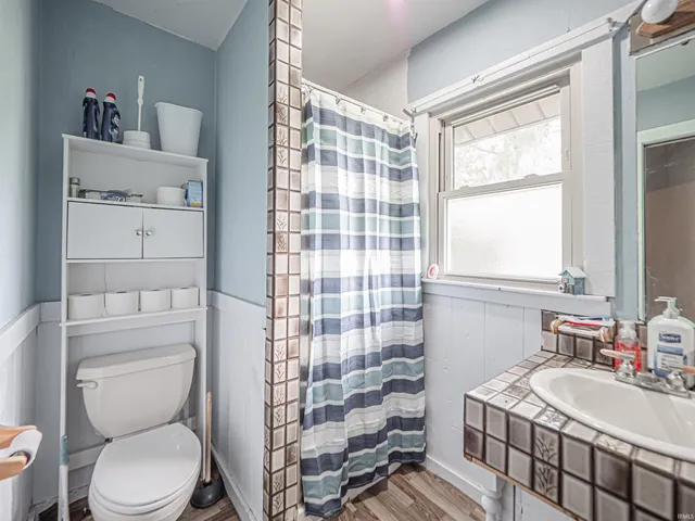 $185,000 | 210 South East Street, Oakland City, IN 47660