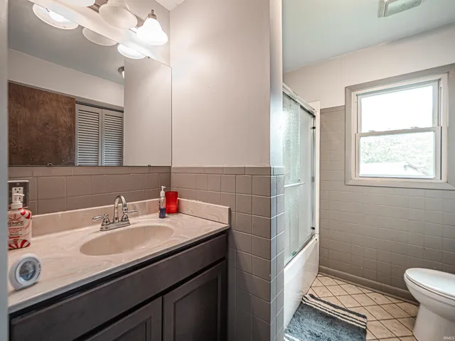 $185,000 | 210 South East Street, Oakland City, IN 47660