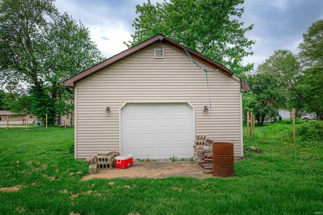 $185,000 | 210 South East Street, Oakland City, IN 47660