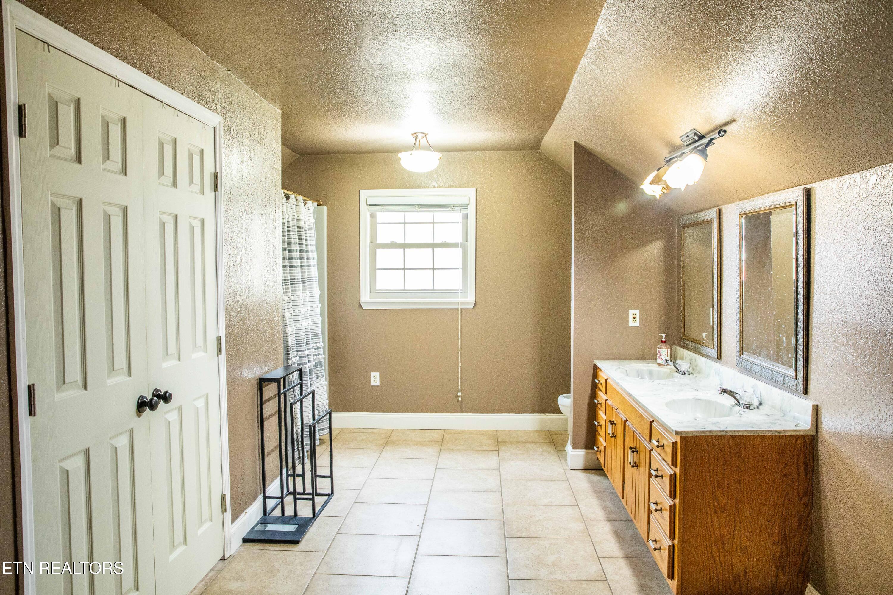 306 Mountain Road New Tazewell, TN 37825 - Photo 13 of 21 Bathroom2