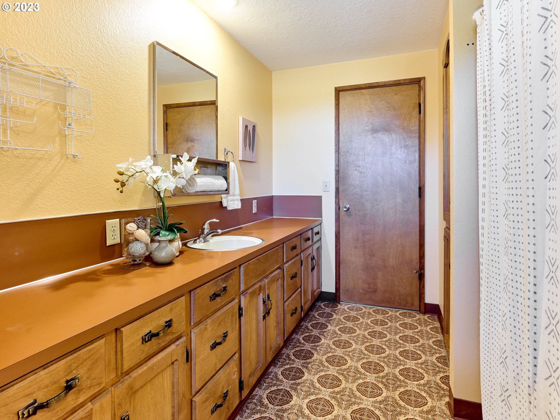 3661 Seminole Road Northeast Silverton, OR 97381 - Photo 18 of 48 a bathroom with a double vanity sink and a mirror