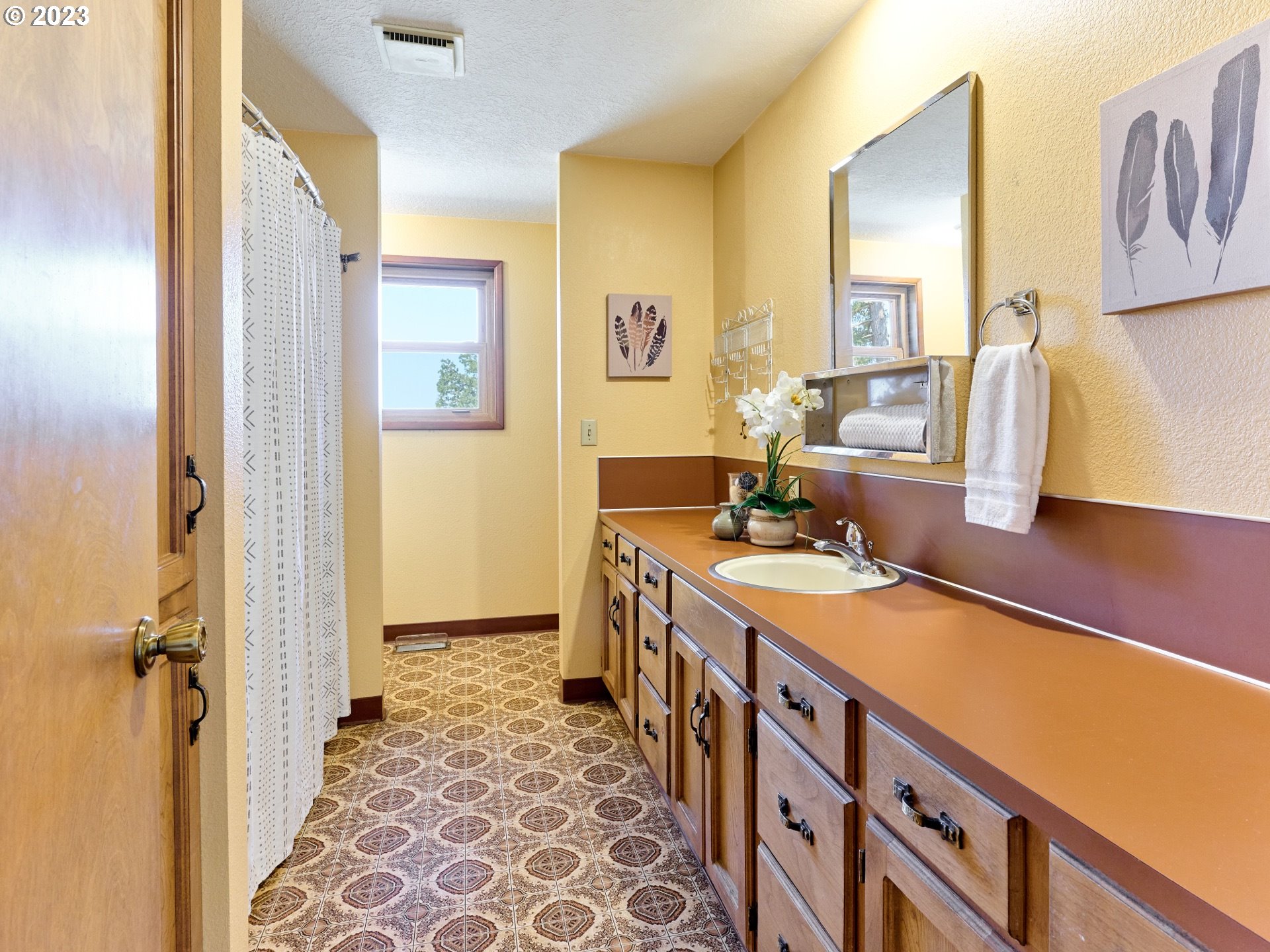 3661 Seminole Road Northeast Silverton, OR 97381 - Photo 19 of 48 a room with a table and chairs