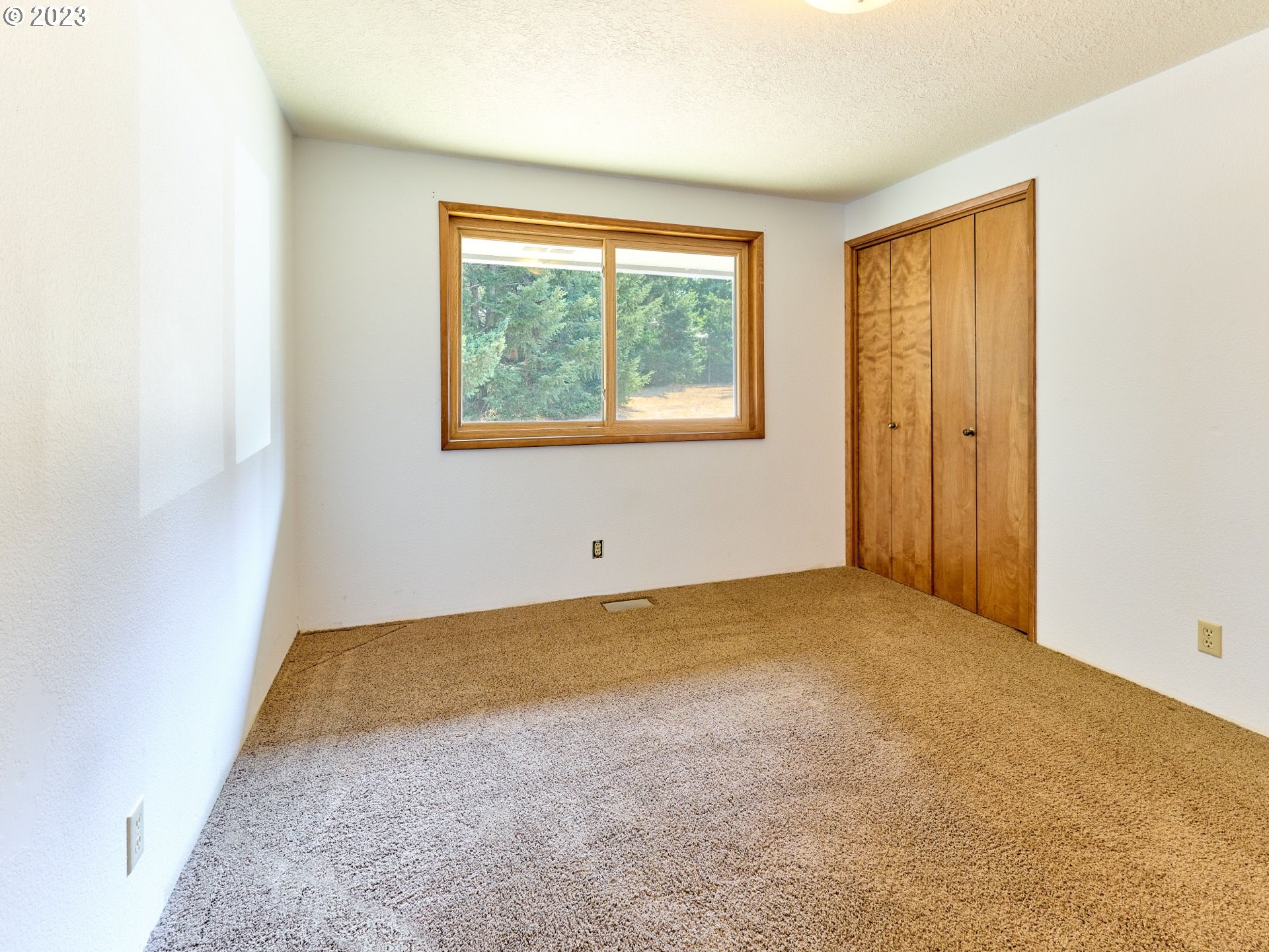 3661 Seminole Road Northeast Silverton, OR 97381 - Photo 20 of 48 an empty room with a window