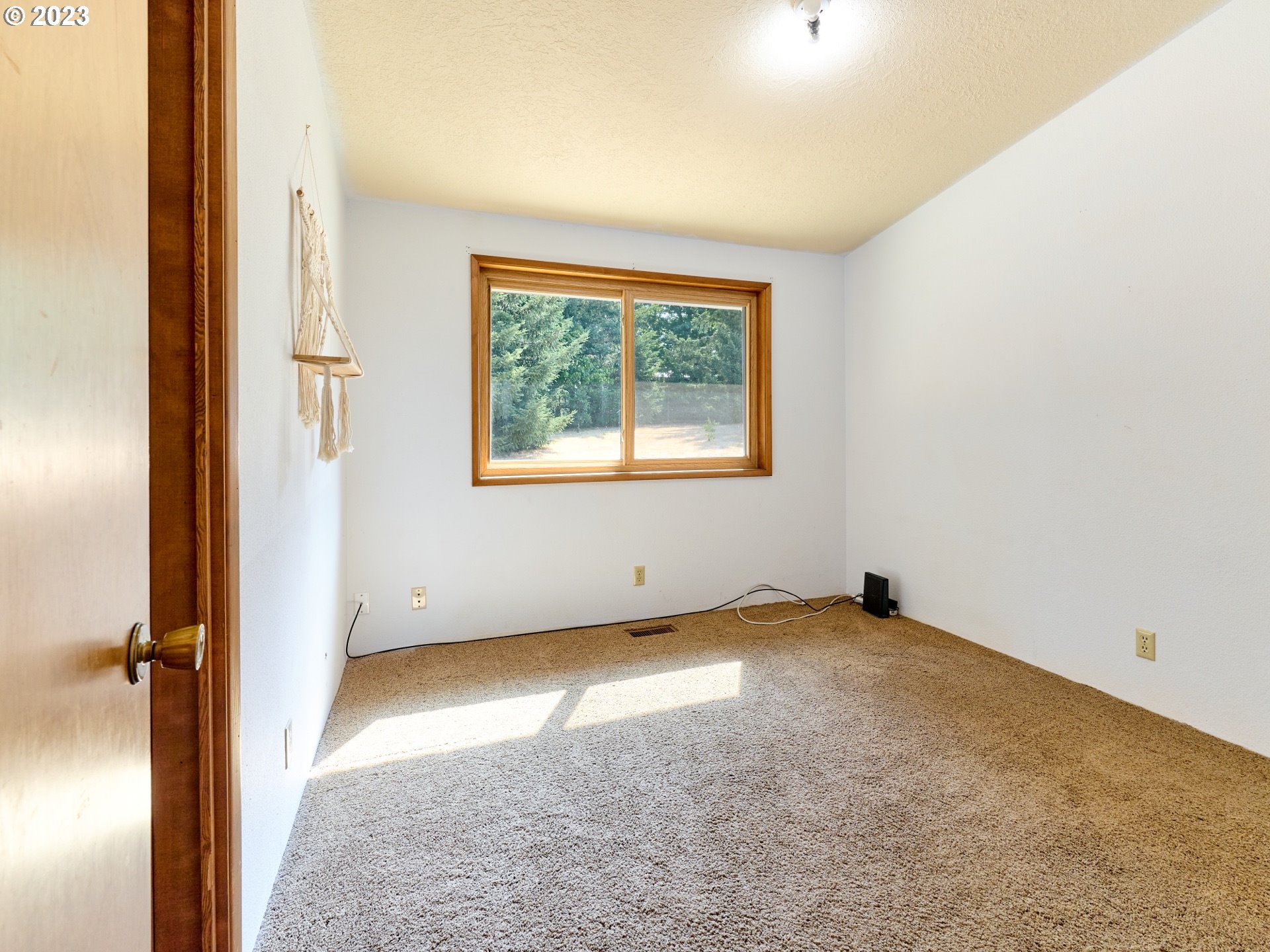 3661 Seminole Road Northeast Silverton, OR 97381 - Photo 21 of 48 an empty room with windows