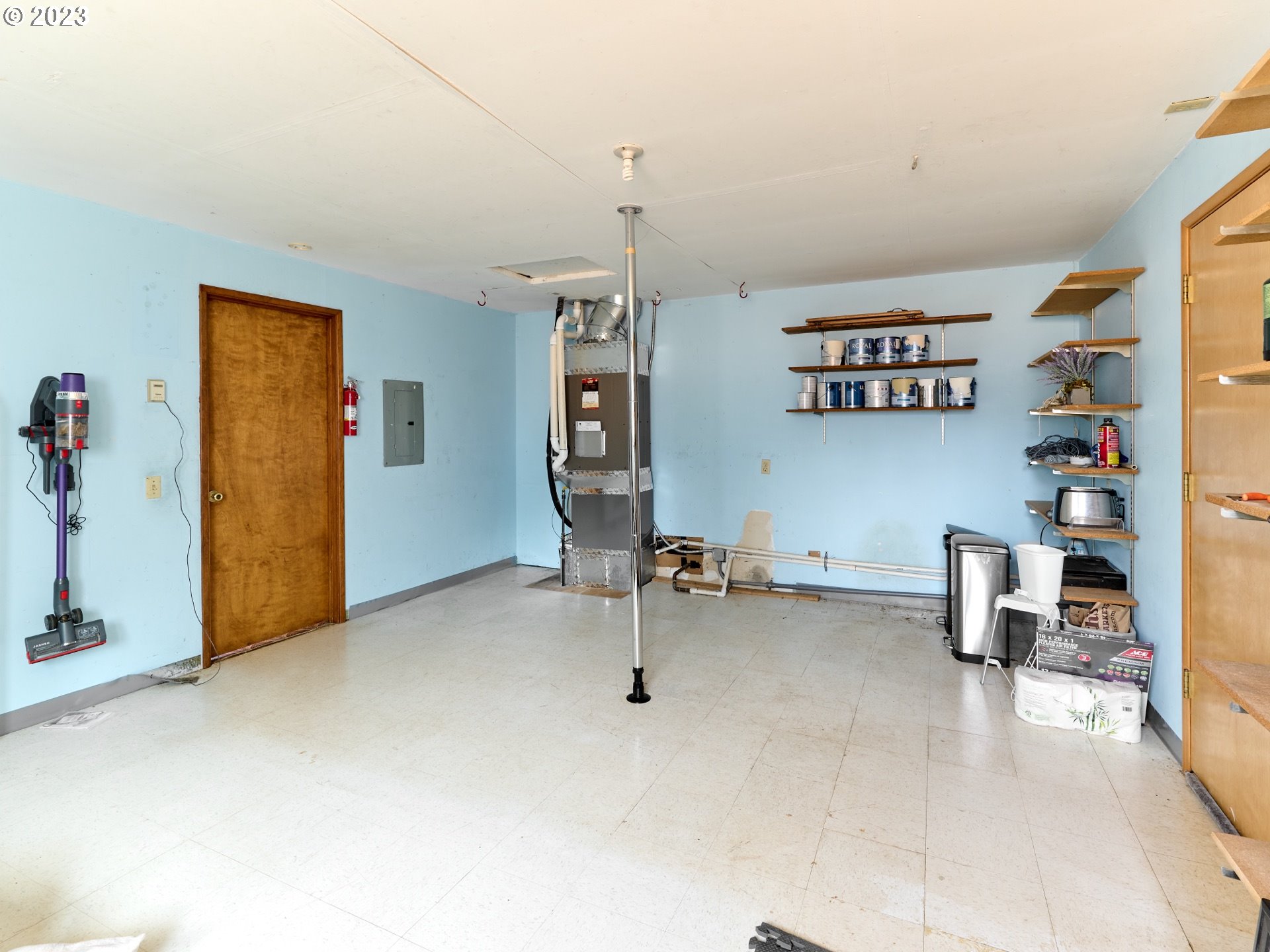 3661 Seminole Road Northeast Silverton, OR 97381 - Photo 27 of 48 a view of a room with gym equipment