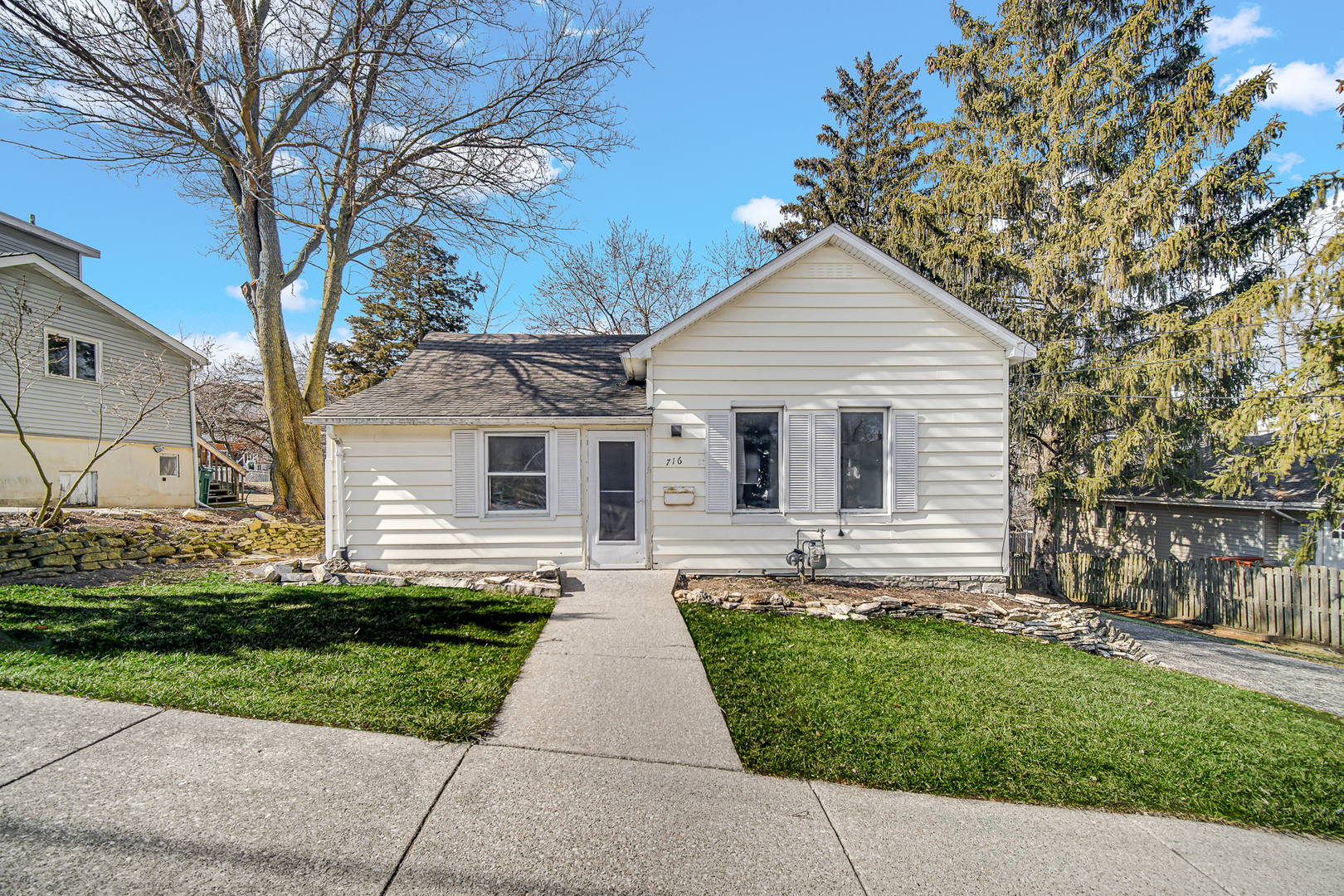 716 Chestnut Street Lemont, IL 60439 - Photo 1 of 20 a front view of house with yard and green space