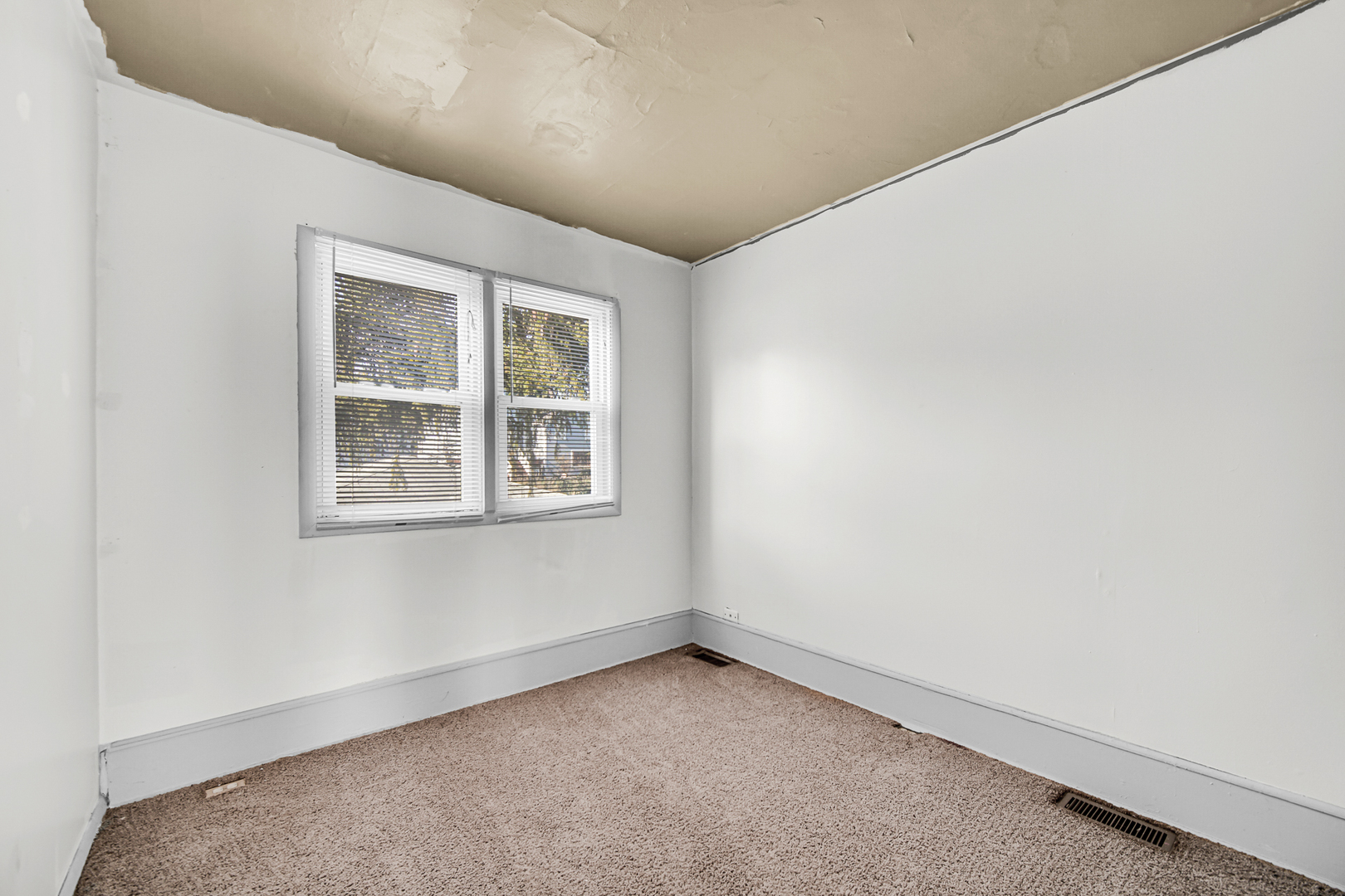 716 Chestnut Street Lemont, IL 60439 - Photo 14 of 20 an empty room with a window