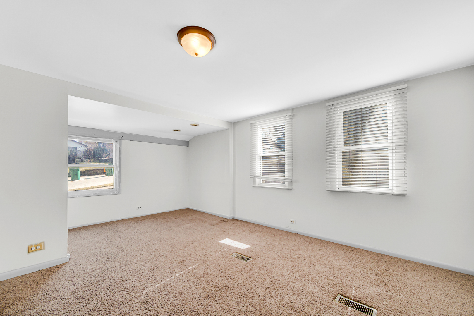 716 Chestnut Street Lemont, IL 60439 - Photo 9 of 20 an empty room with windows