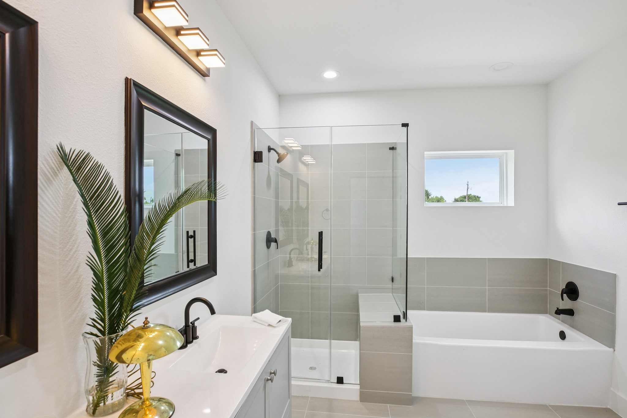 3514 Good Hope Street, Unit F Houston, TX 77021 - Photo 22 of 27 a bathroom with a bathtub and a shower