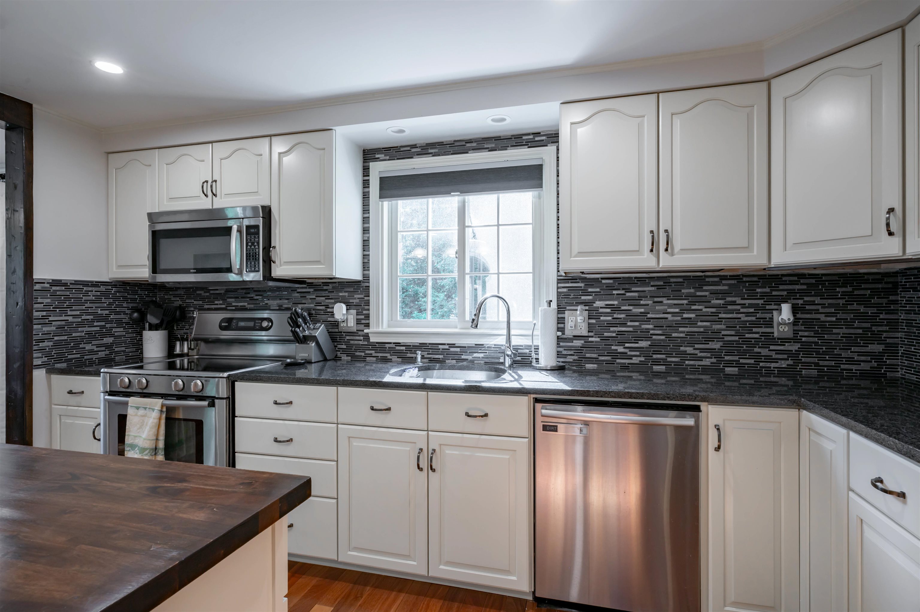 22 Beechwood Road Hudson, NH 03051 - Photo 13 of 60