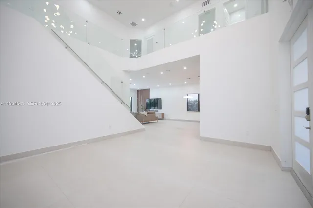 an entryway in a room