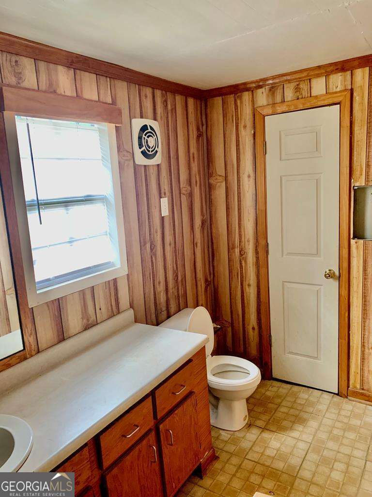 606 West 7th Street Alma, GA 31510 - Photo 12 of 28 a bathroom with a sink a toilet and shower
