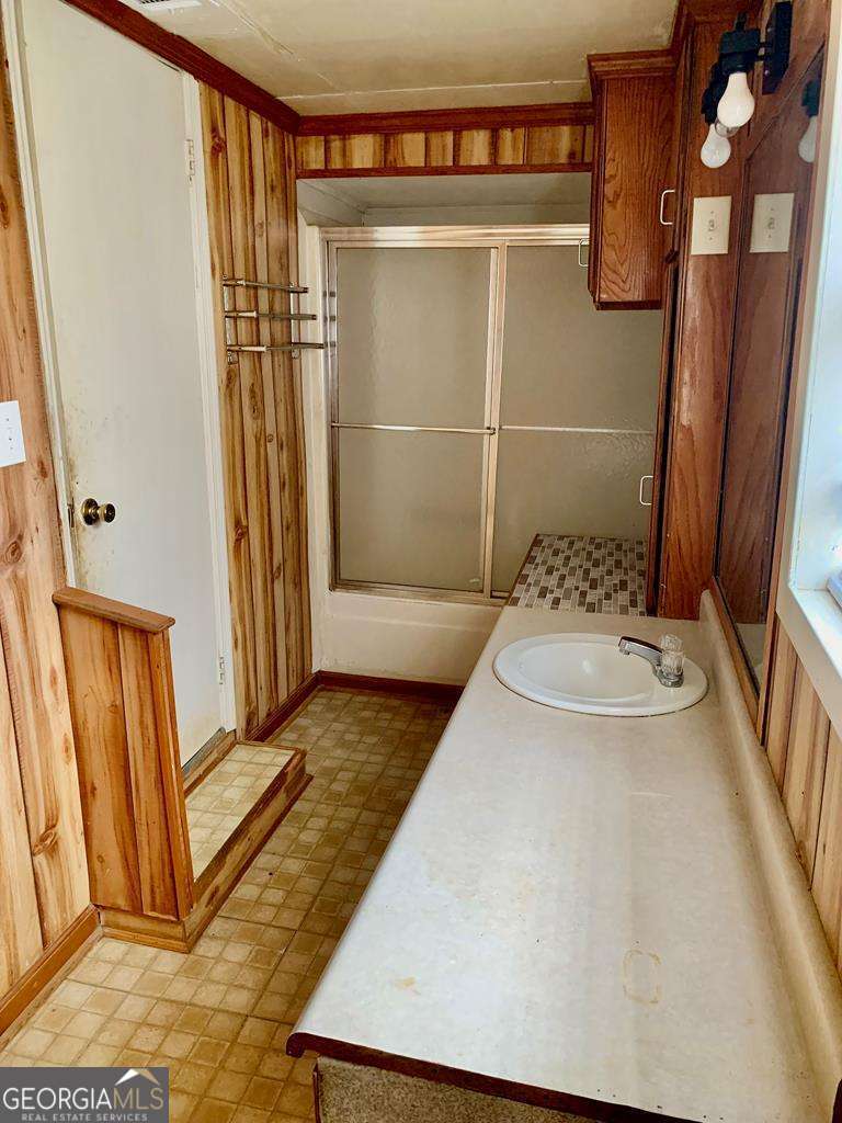 606 West 7th Street Alma, GA 31510 - Photo 13 of 28 a view of bathroom