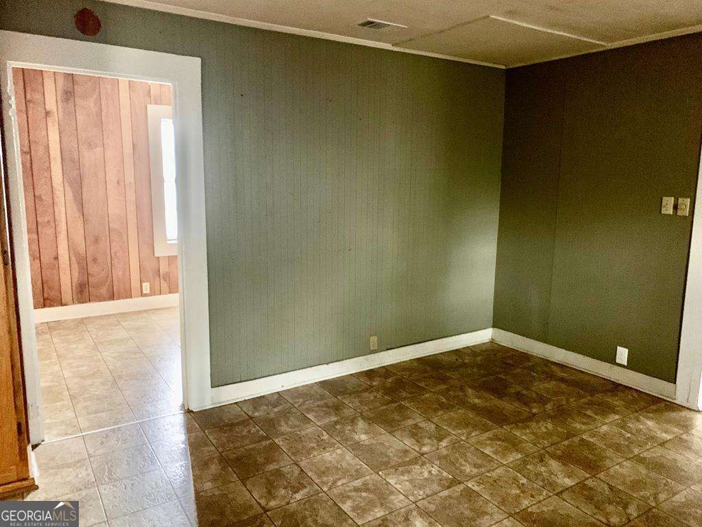 606 West 7th Street Alma, GA 31510 - Photo 15 of 28 an empty room with a natural light
