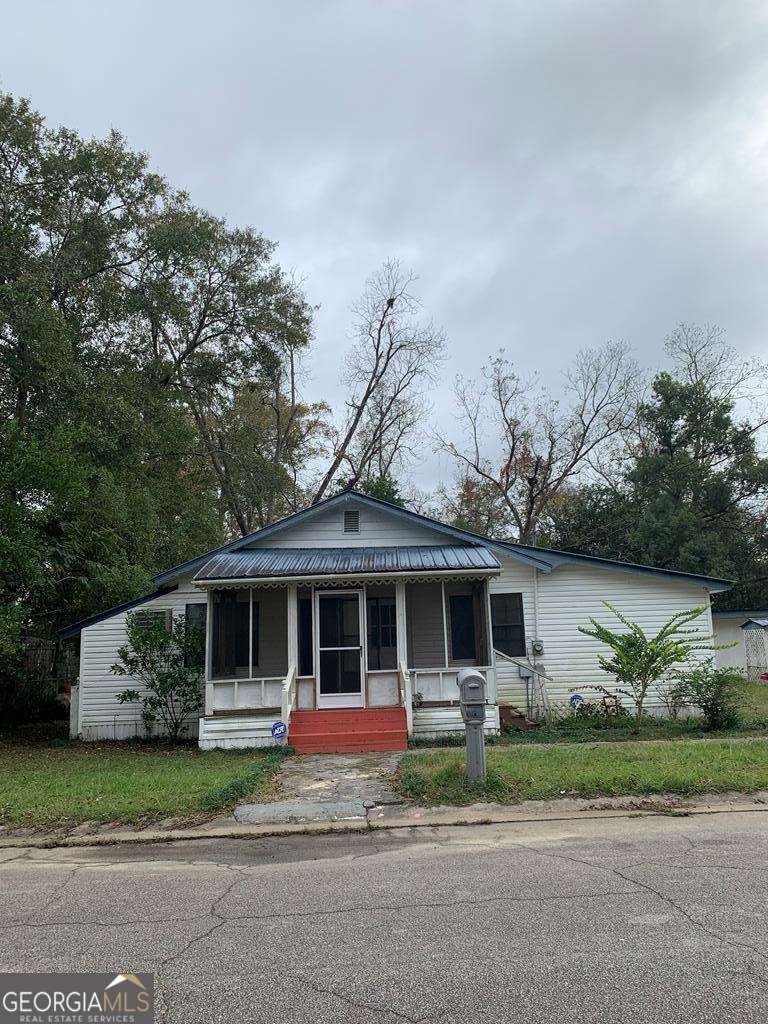 606 West 7th Street Alma, GA 31510 - Photo 2 of 28 front view of a house with a yard
