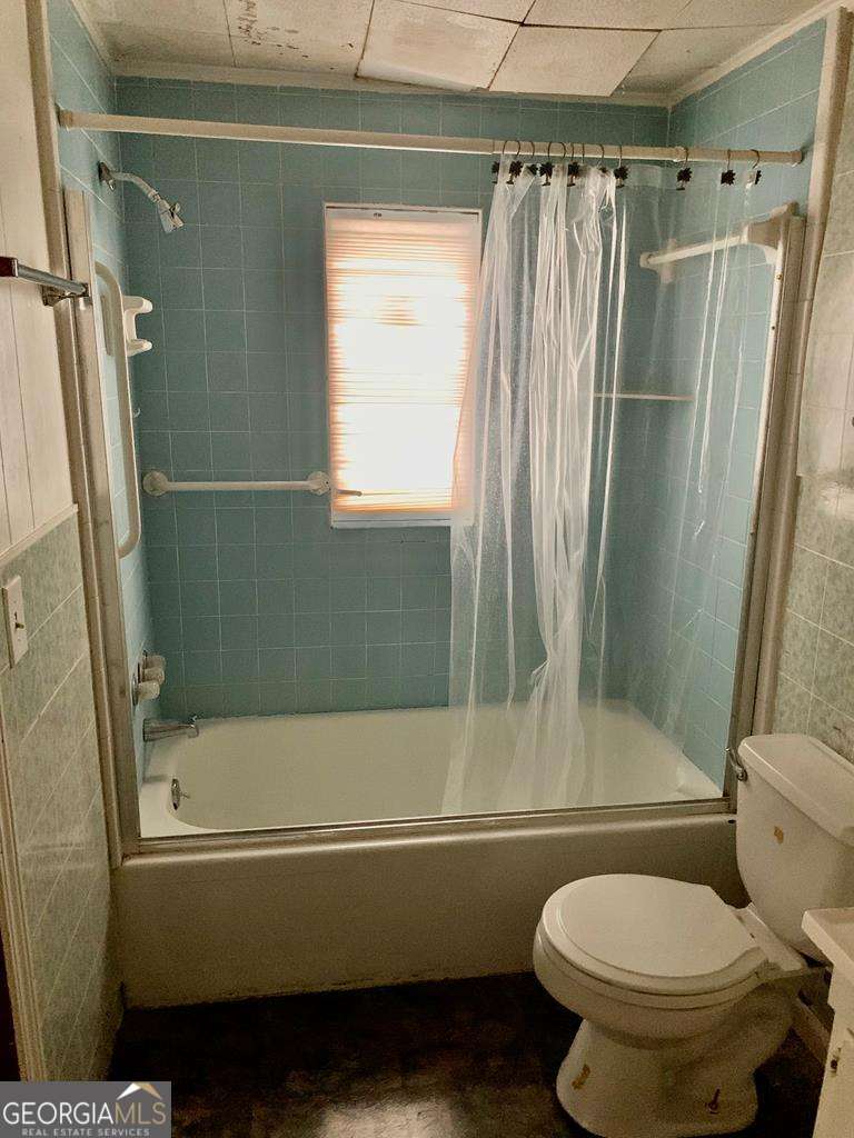 606 West 7th Street Alma, GA 31510 - Photo 21 of 28 a bathroom with a shower and a toilet