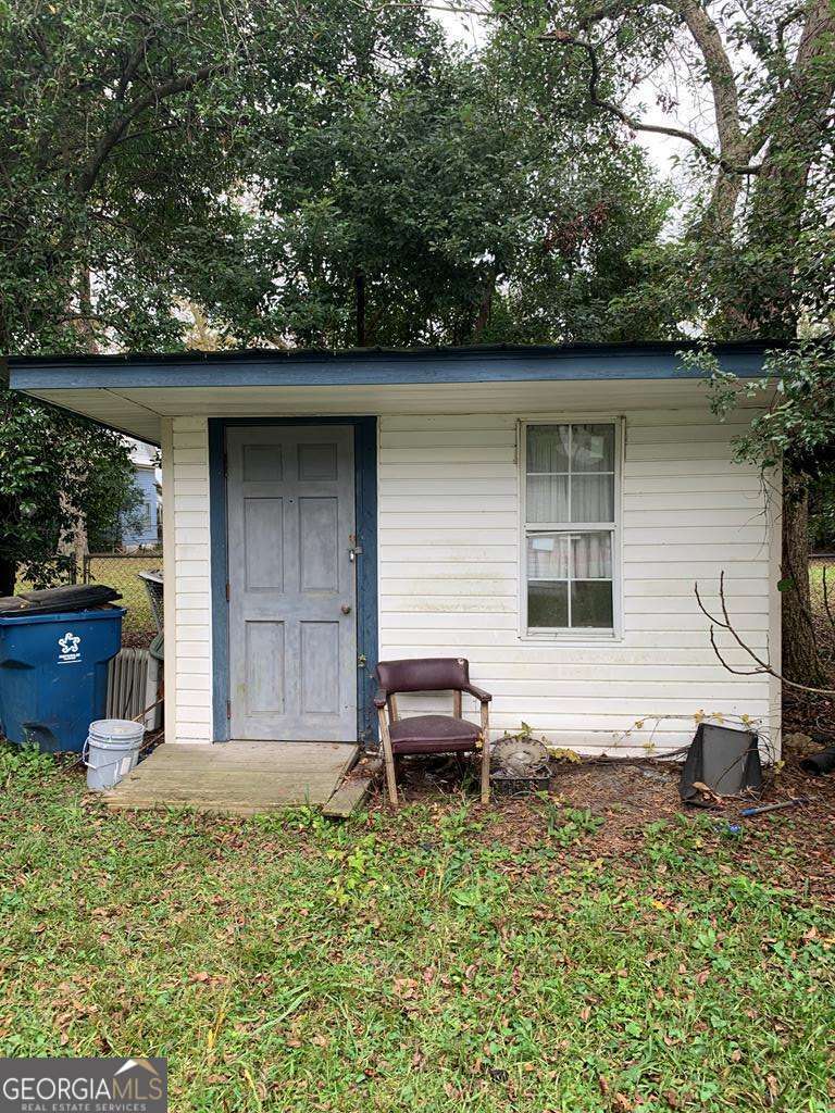 606 West 7th Street Alma, GA 31510 - Photo 6 of 28 a backyard of a house with outdoor seating