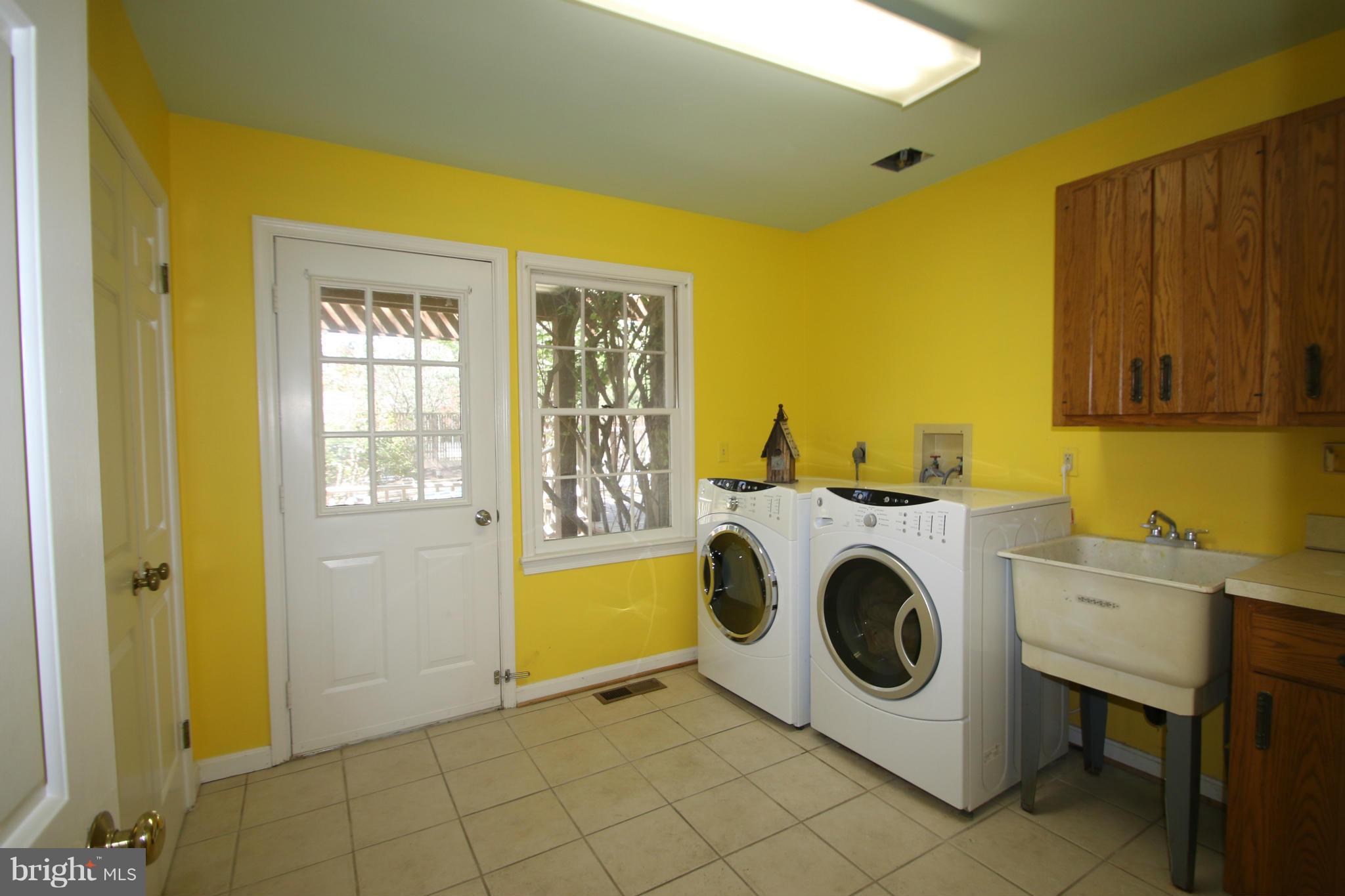 20912 Sunnyacres Road Gaithersburg, MD 20882 - Photo 17 of 20 Laundry Room