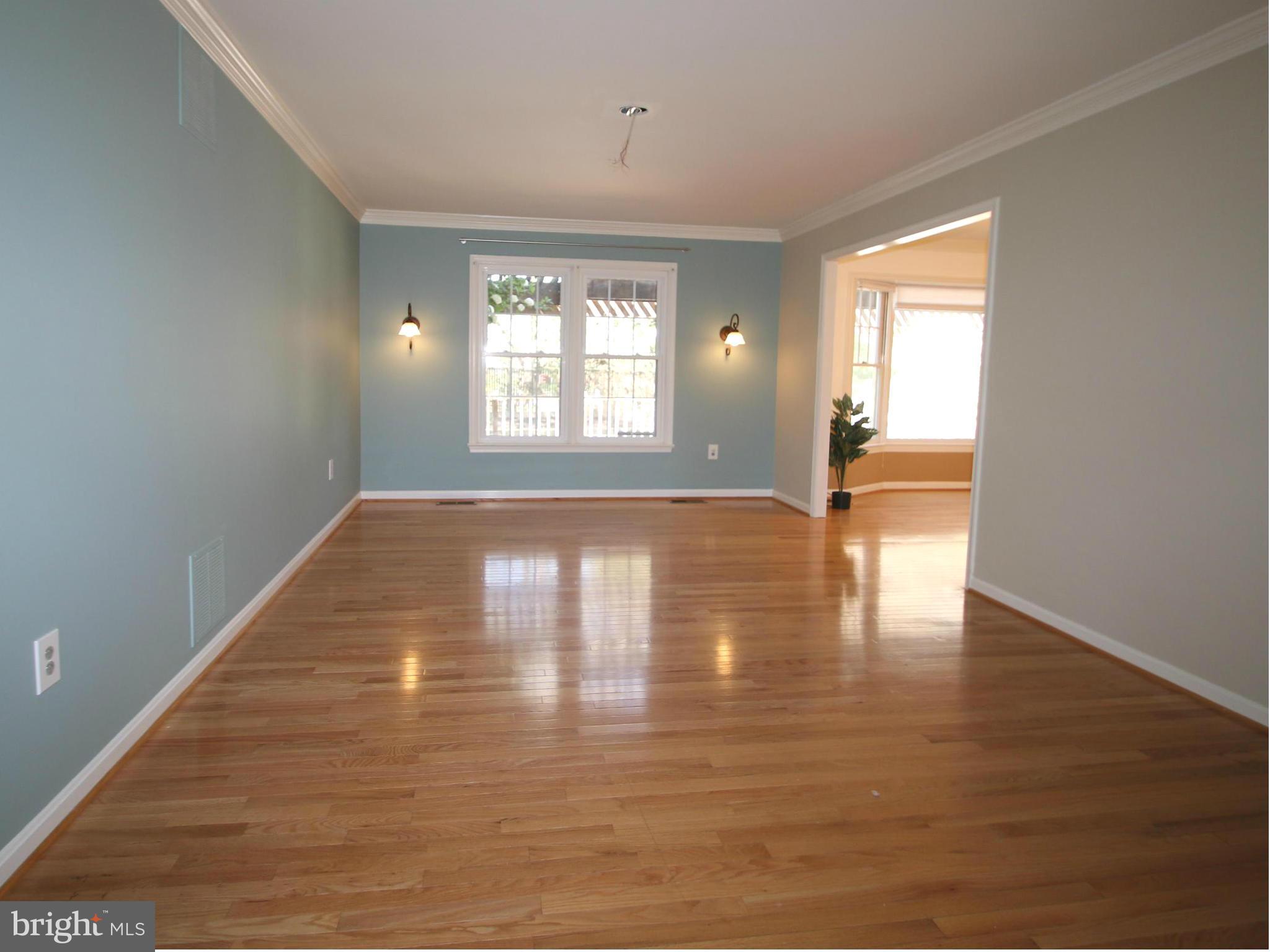 20912 Sunnyacres Road Gaithersburg, MD 20882 - Photo 5 of 20 Living Room