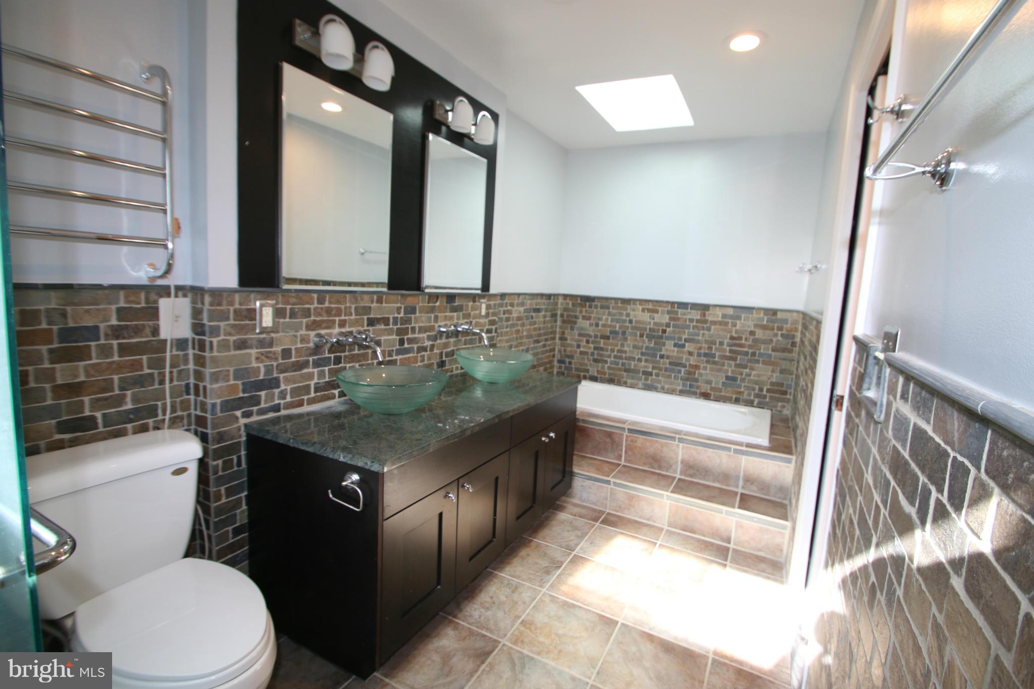 20912 Sunnyacres Road Gaithersburg, MD 20882 - Photo 8 of 20 Bath (Master)