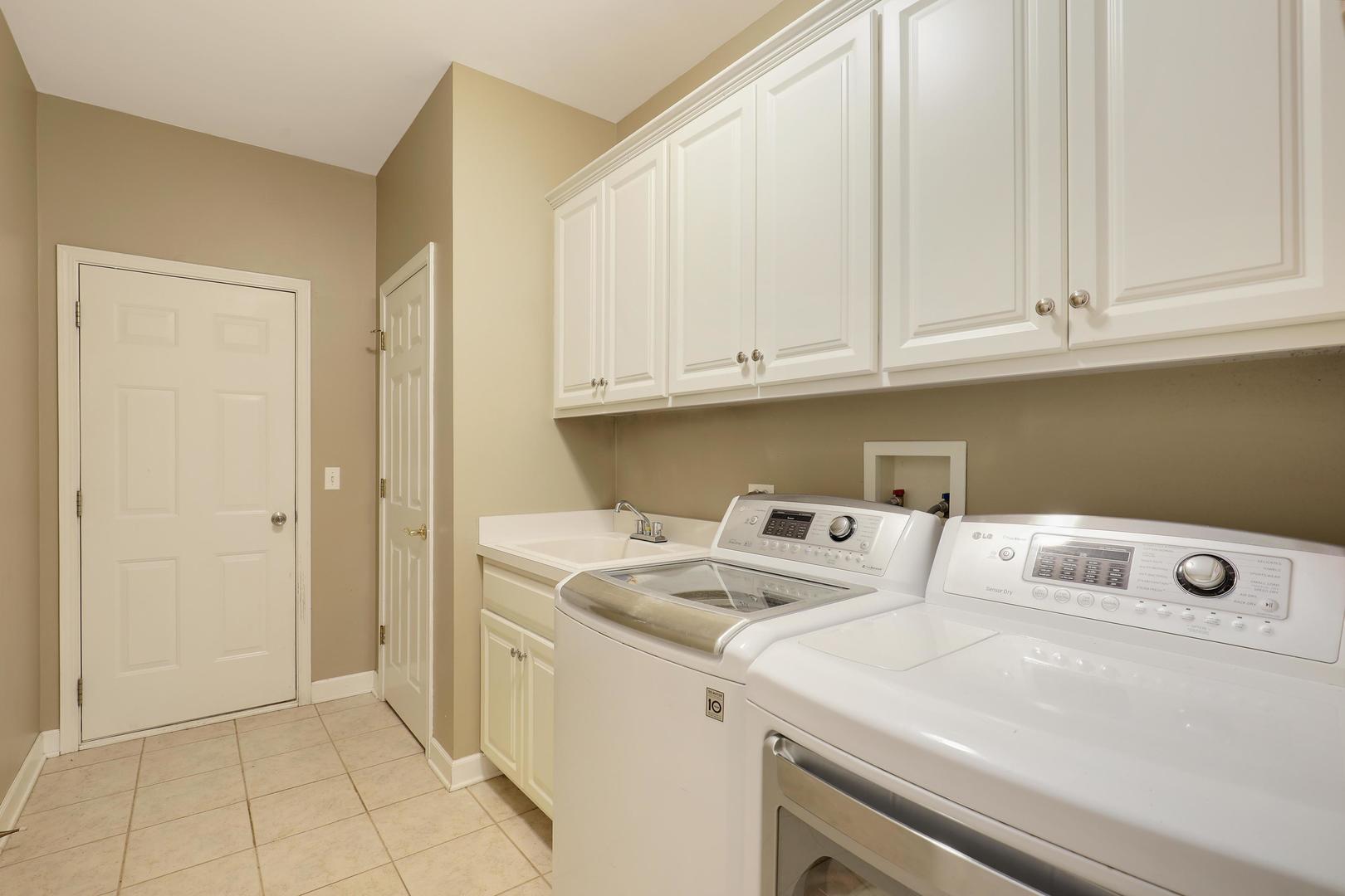 404 Hankes Road Sugar Grove, IL 60554 - Photo 9 of 28 a utility room with dryer and washer