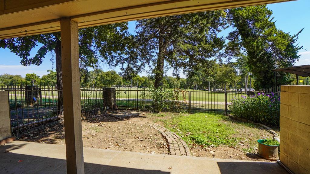 2505 Wedglea Drive, Unit 121 Dallas, TX 75211 - Photo 20 of 24 a view of a backyard with a garden