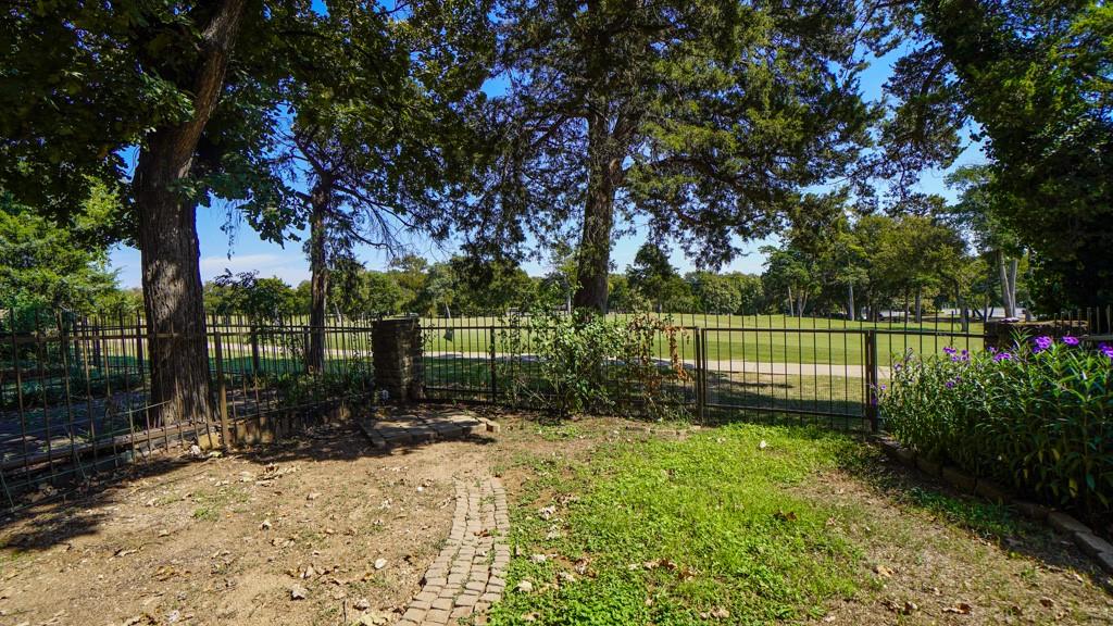 2505 Wedglea Drive, Unit 121 Dallas, TX 75211 - Photo 21 of 24 a backyard of a house with lots of green space