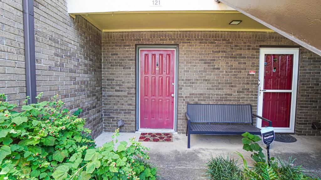 2505 Wedglea Drive, Unit 121 Dallas, TX 75211 - Photo 4 of 24 a front view of a house with a yard