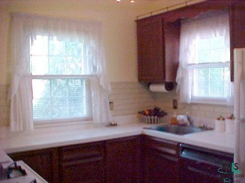 902 Roslyn Road Grosse Pointe, MI 48236 - Photo 5 of 8 779912-4.JPG