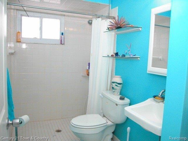 650 Stratford Road Ferndale, MI 48220 - Photo 5 of 6 OVERSIZED BATH