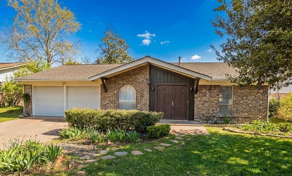 2909 David Lane Arlington, TX 76013 - Photo 1 of 1 a front view of a house with a yard