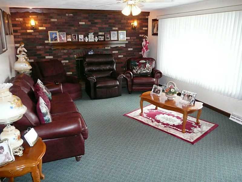 525 Knotty Oak Road Coventry, RI 02816 - Photo 4 of 15 Living Room.
