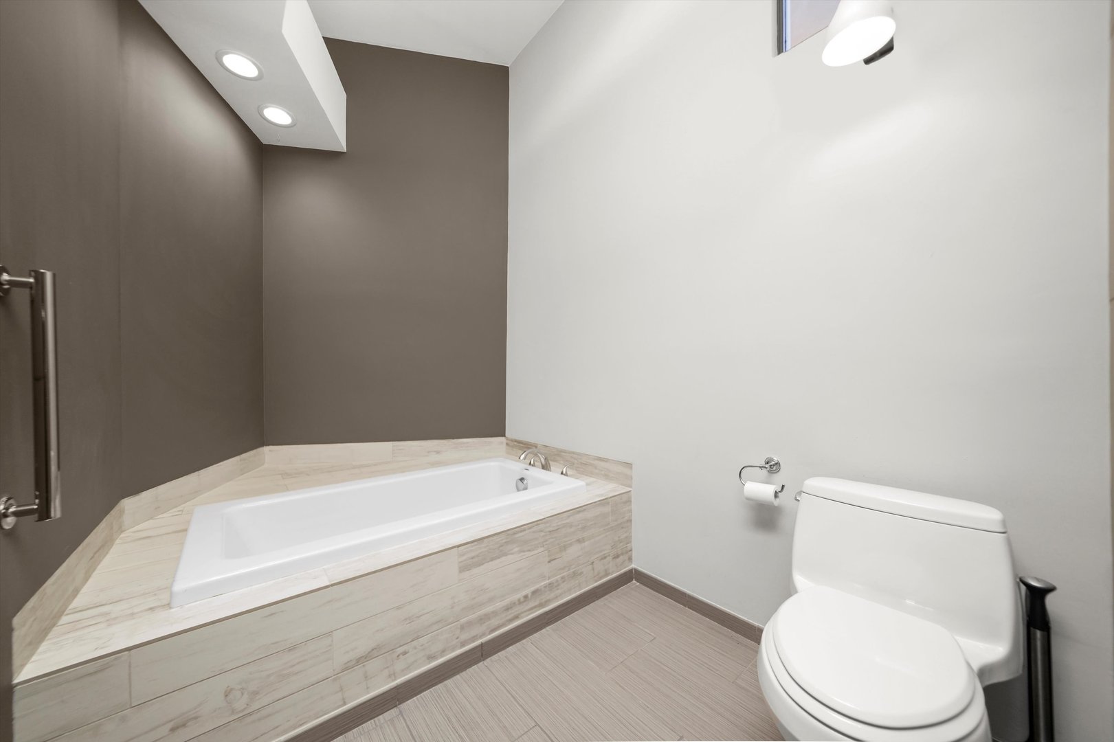 300 North Ogden Avenue, Unit 202 Chicago, IL 60607 - Photo 11 of 25 a bathroom with a toilet and a bathtub