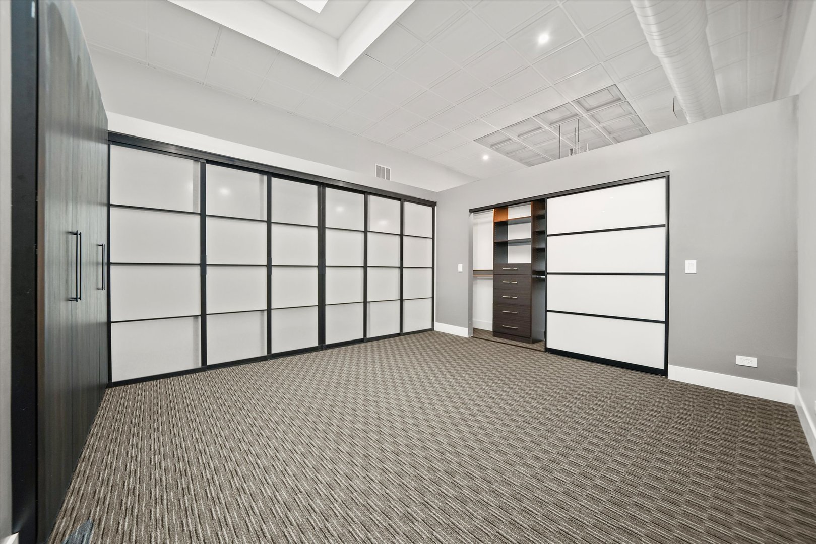 300 North Ogden Avenue, Unit 202 Chicago, IL 60607 - Photo 18 of 25 a view of a room with a empty space