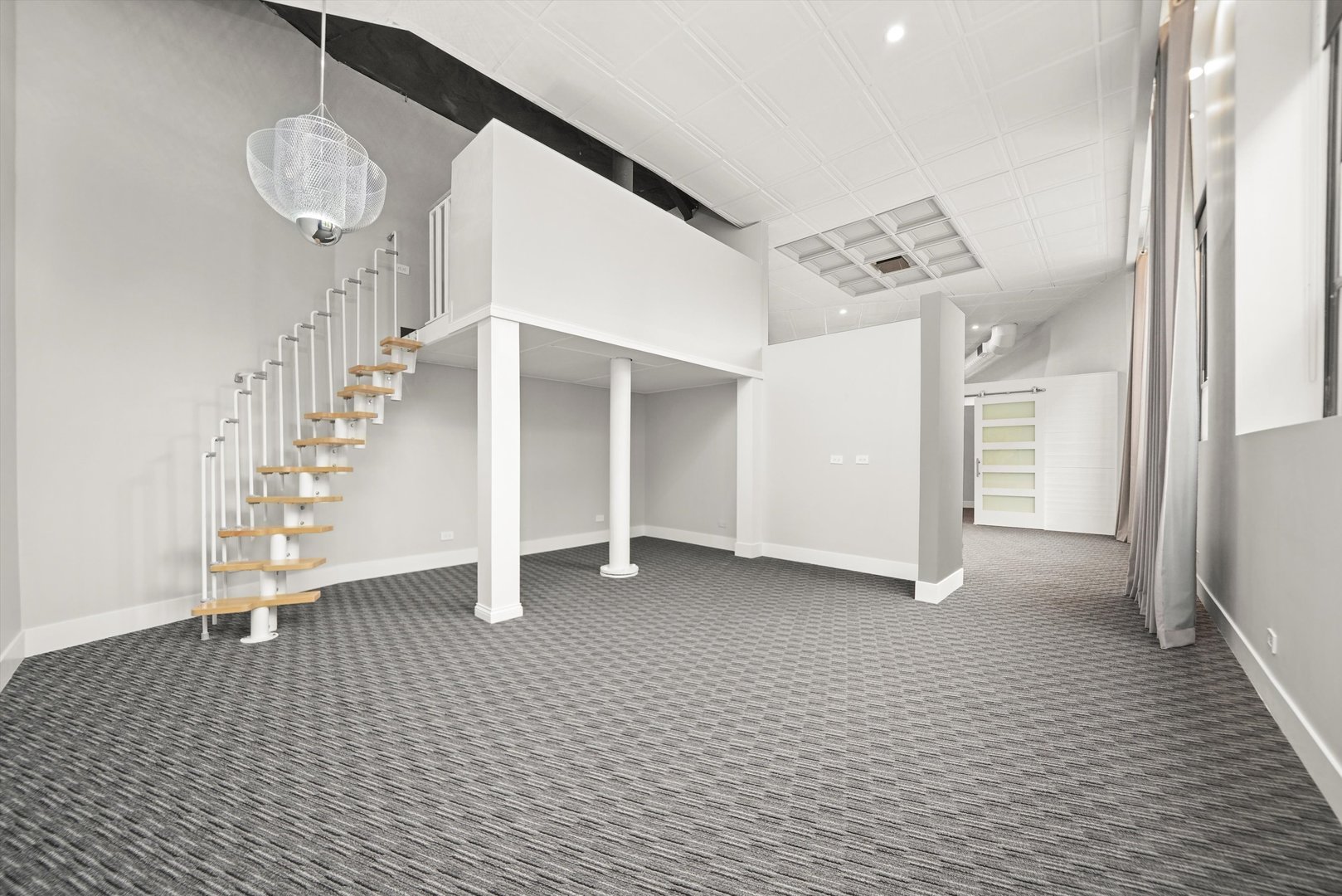 300 North Ogden Avenue, Unit 202 Chicago, IL 60607 - Photo 22 of 25 a view of an empty room with wooden floor and a large window