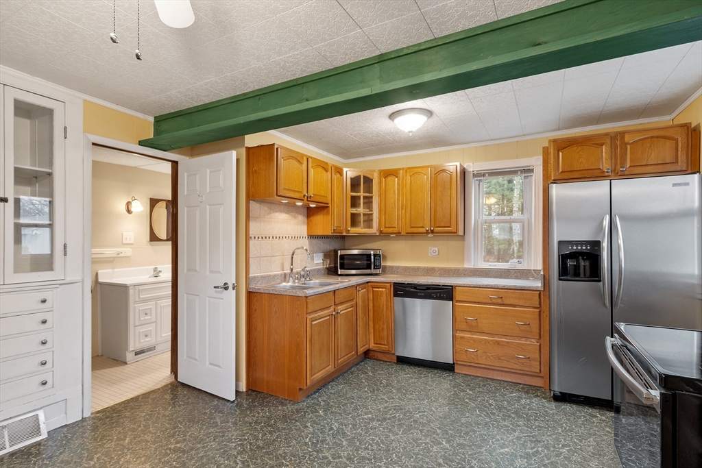 160 Wanoosnoc Road Fitchburg, MA 01420 - Photo 3 of 22