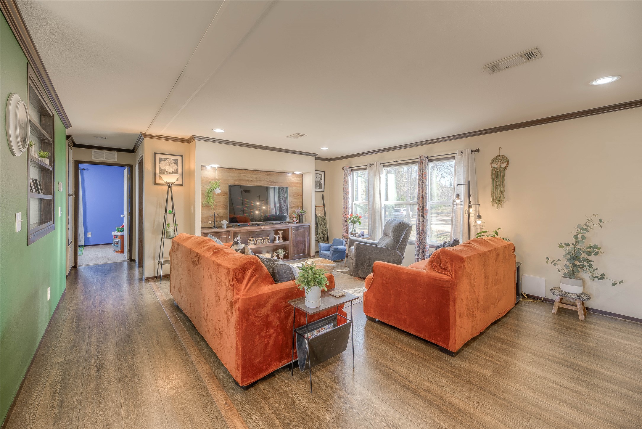 2757 East Capps Road Livingston, TX 77351 - Photo 4 of 42 Livingroom with open concept.