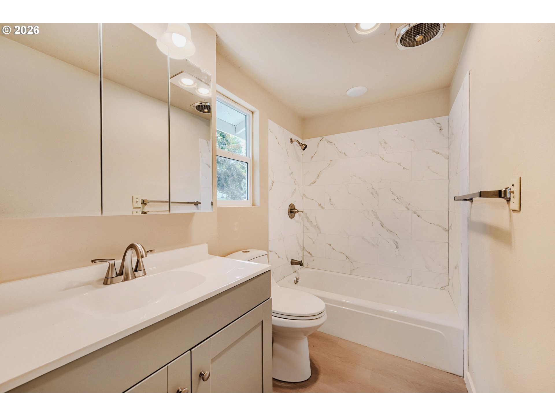 10244 Southwest 40th Avenue Portland, OR 97219 - Photo 13 of 38
