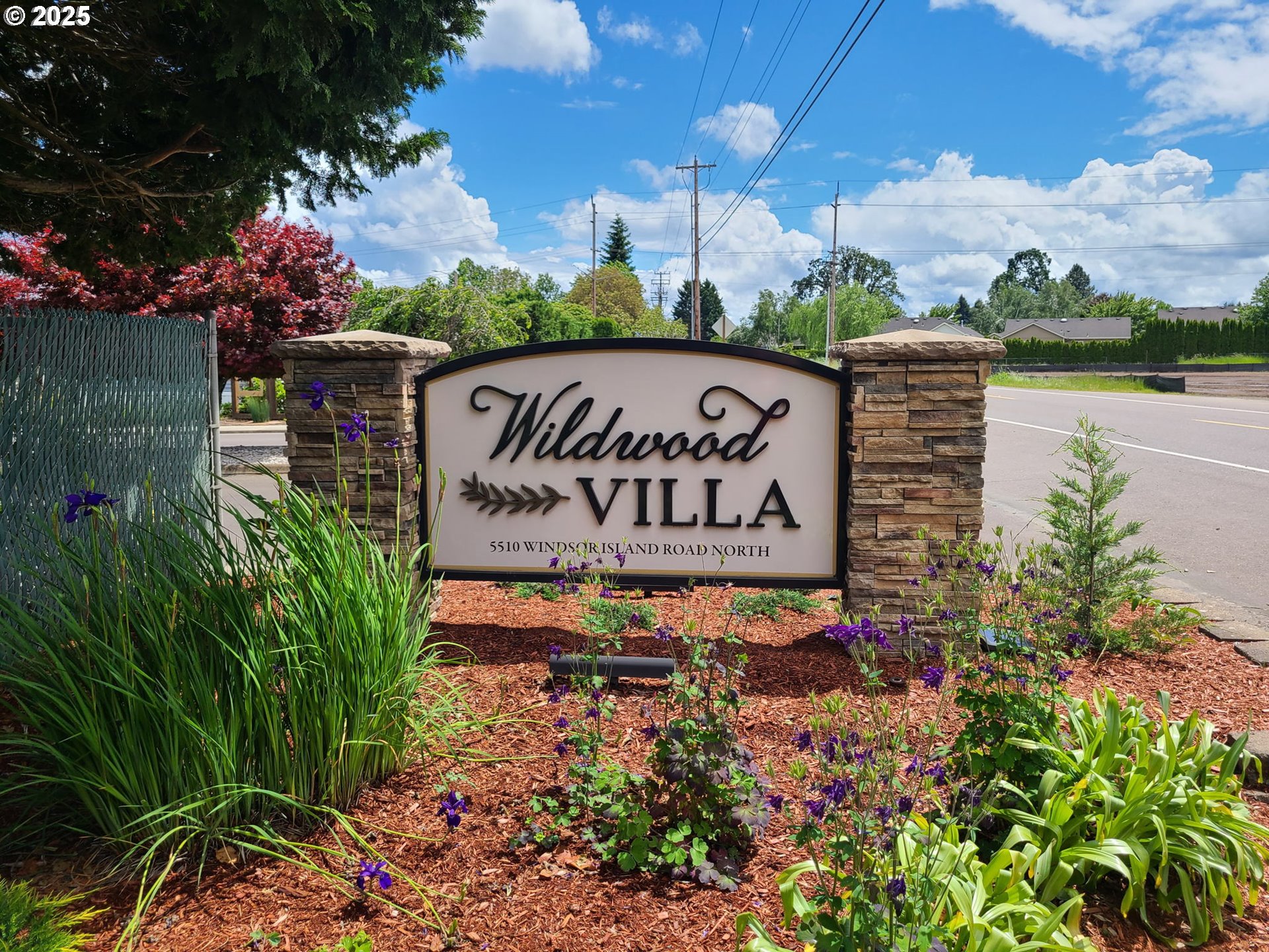 5510 Windsor Island Road North Keizer, OR 97303 - Photo 12 of 35 a sign on the side of a building