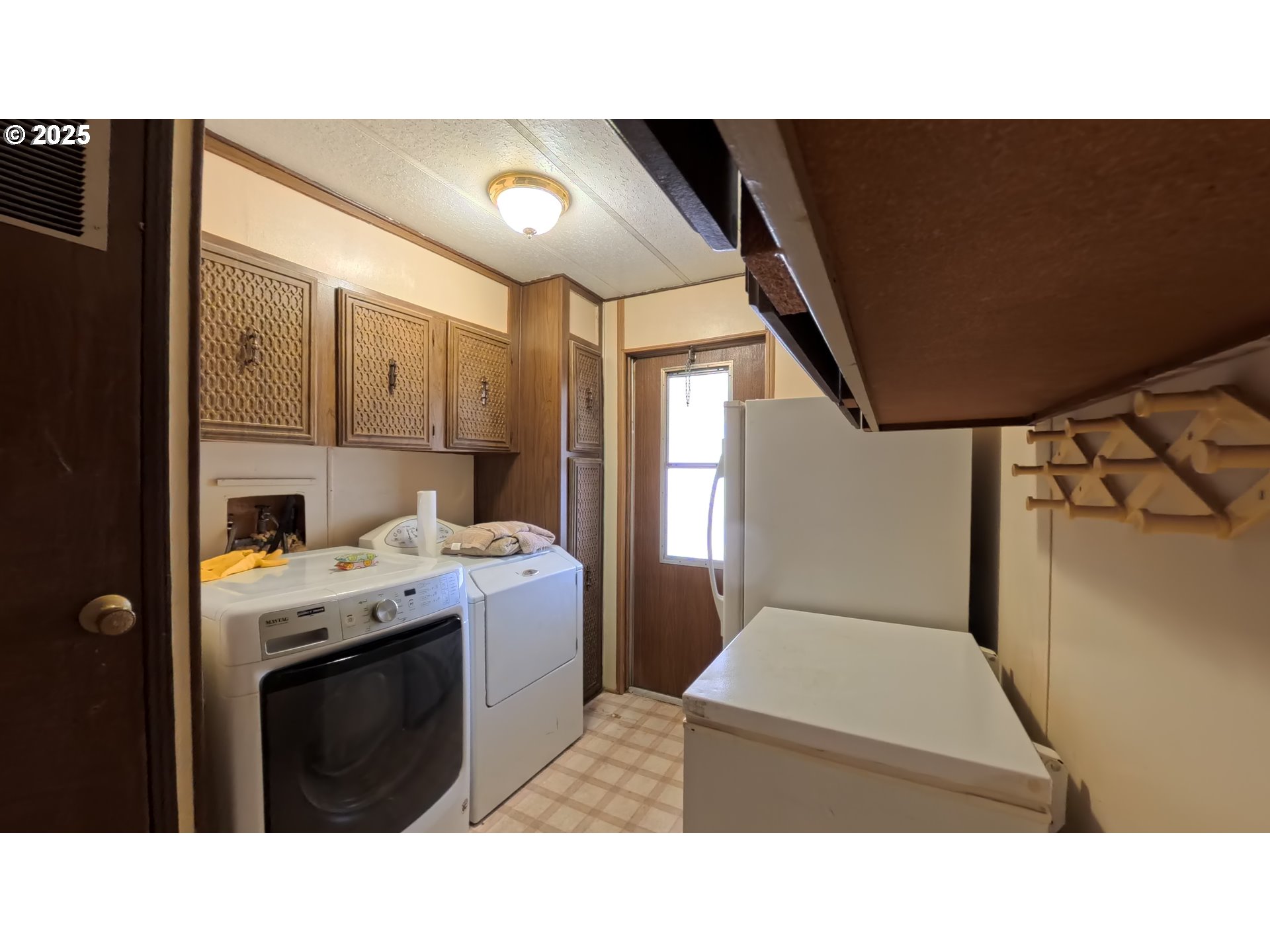 5510 Windsor Island Road North Keizer, OR 97303 - Photo 17 of 35 a kitchen with a refrigerator and a sink