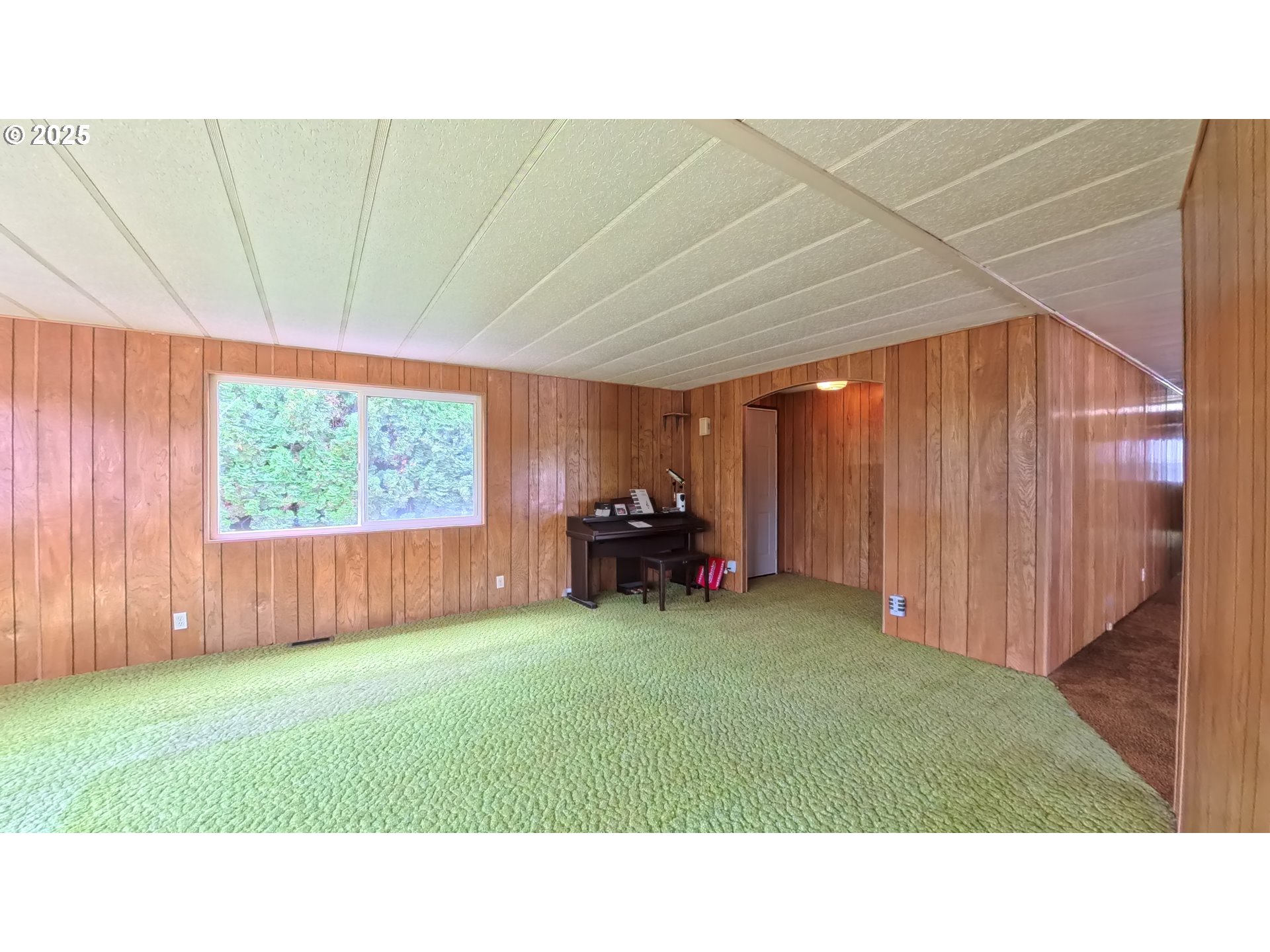 5510 Windsor Island Road North Keizer, OR 97303 - Photo 20 of 35 a open kitchen with a yard
