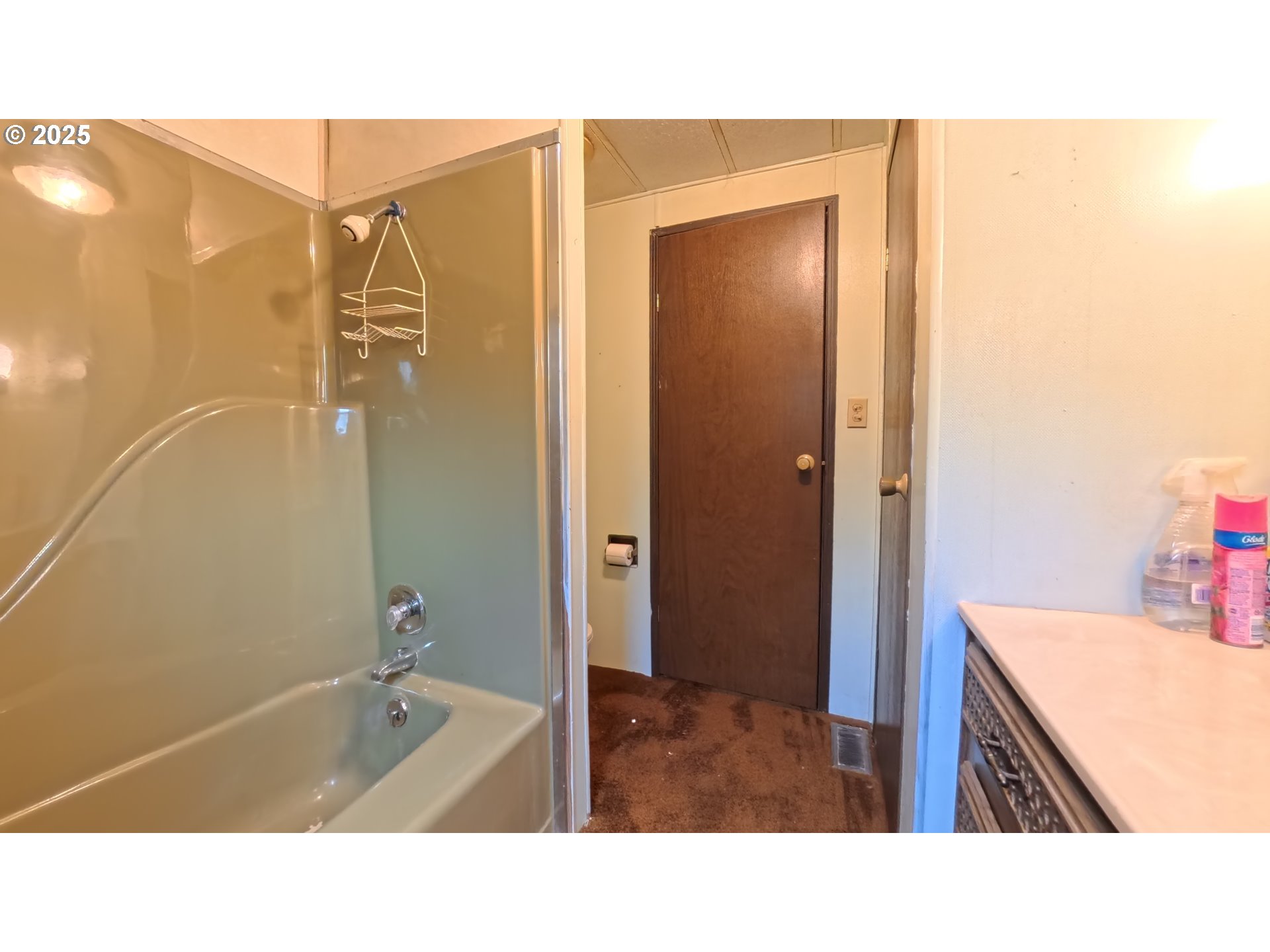 5510 Windsor Island Road North Keizer, OR 97303 - Photo 25 of 35 a bathroom with a sink tub shower and a mirror