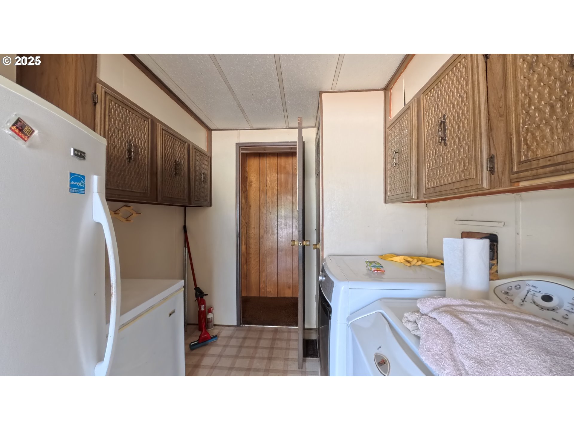 5510 Windsor Island Road North Keizer, OR 97303 - Photo 31 of 35 a kitchen with a refrigerator and cabinets