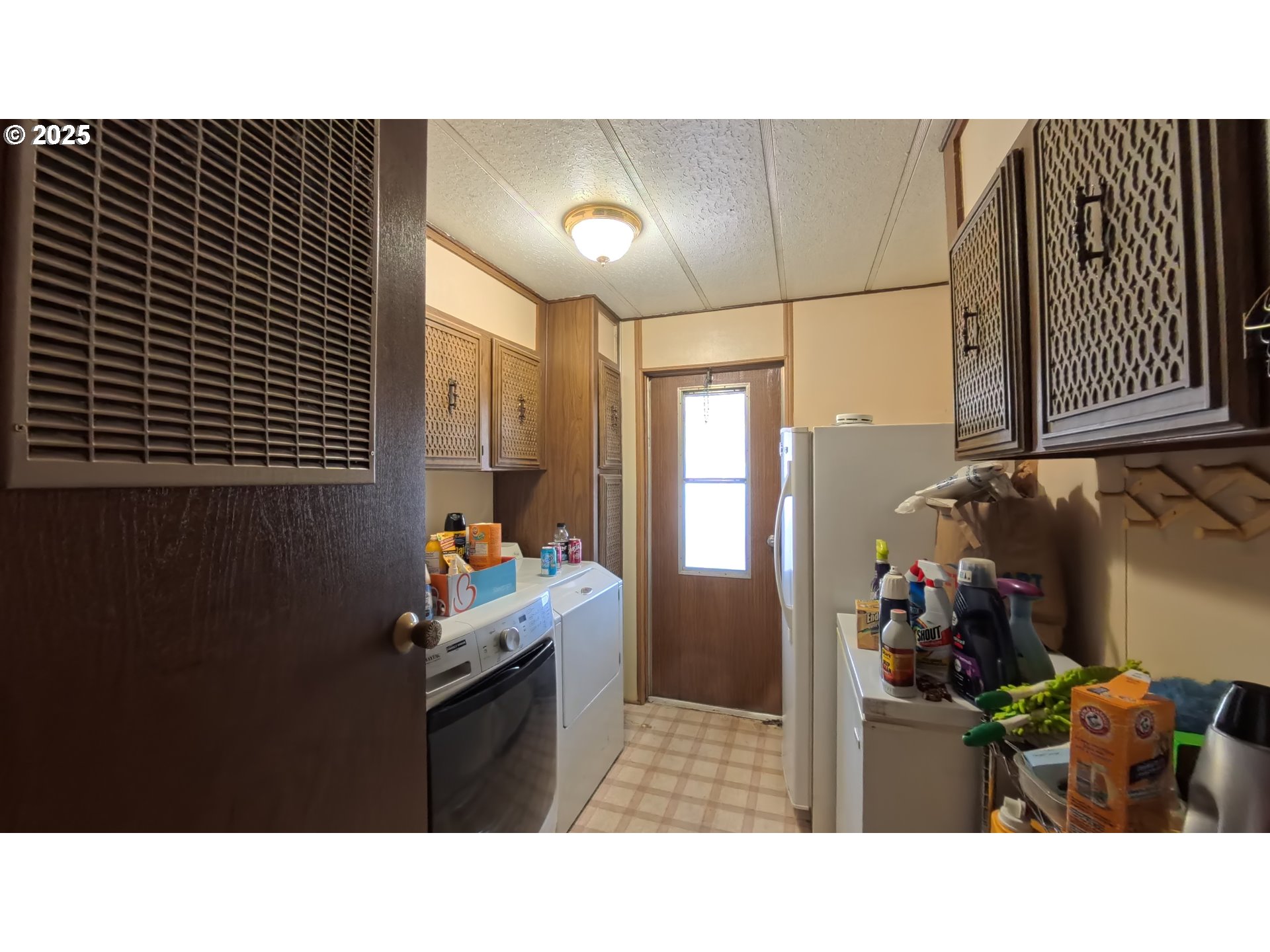5510 Windsor Island Road North Keizer, OR 97303 - Photo 6 of 35 a black and white photo of a living room