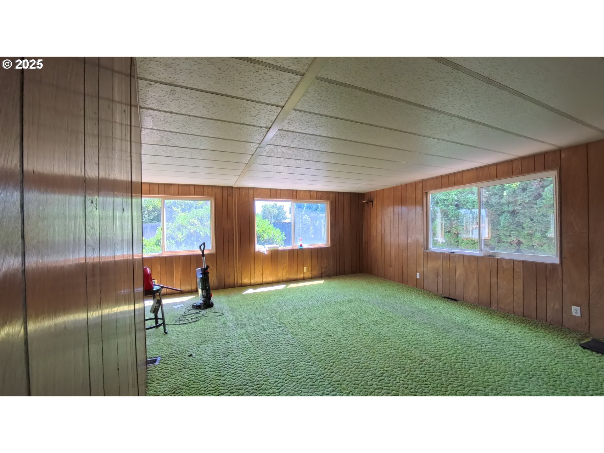 5510 Windsor Island Road North Keizer, OR 97303 - Photo 7 of 35 a open kitchen with a yard